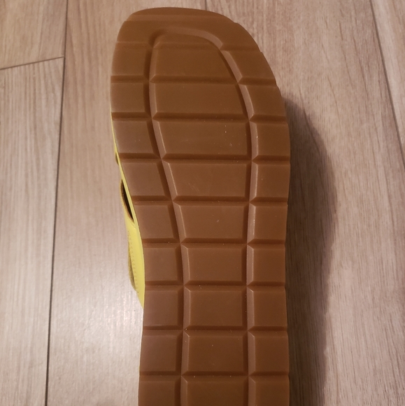 Women's UGG Emily Platform Slide Sandal - Picture 6 of 6